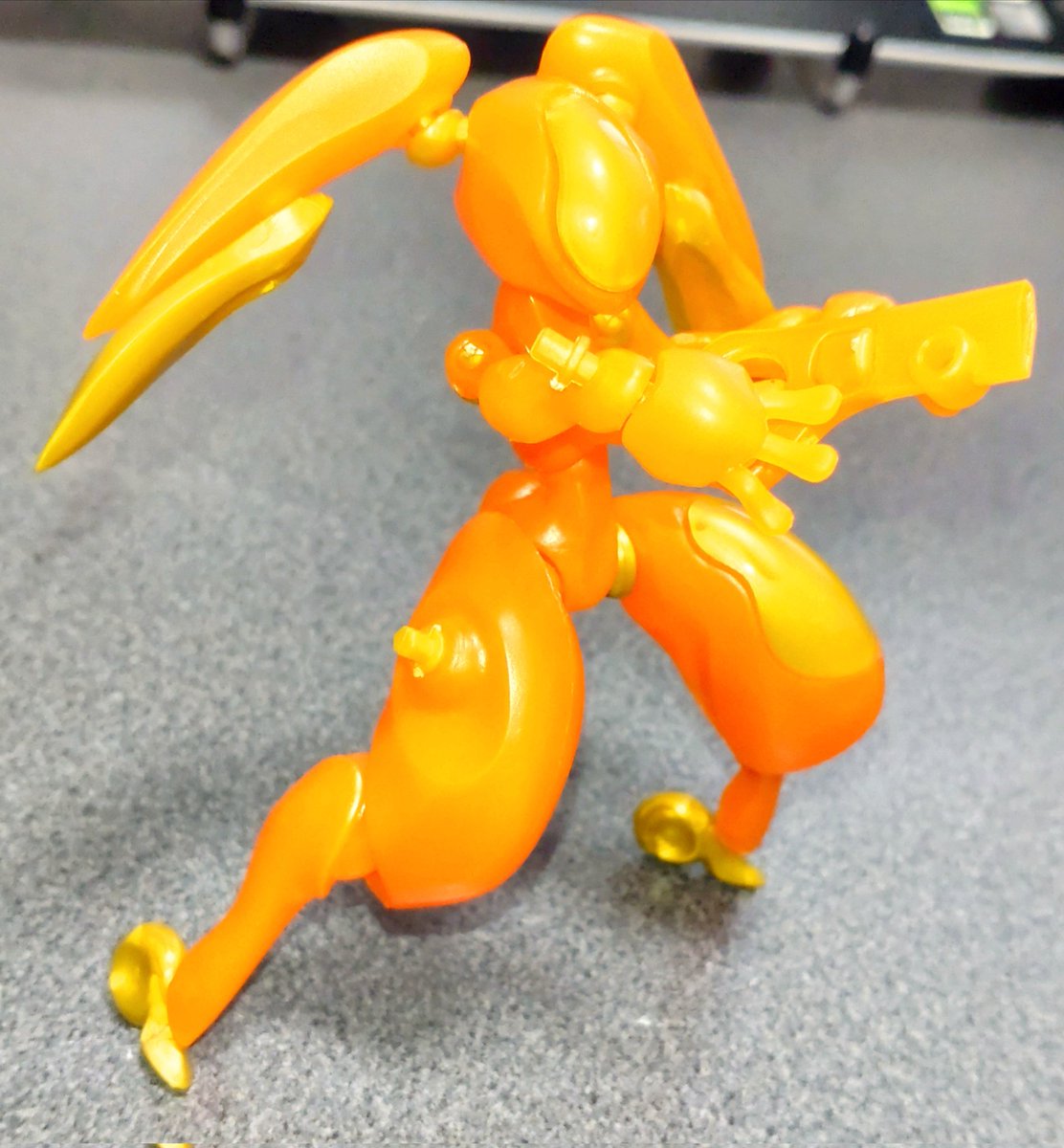 sabaramu_wing's tweet photo. そういえば昨日おでかけした際のお土産。
ガシャポンの #RabbitVoid:Meとかいう商品。
組み立ては意外と大変でしたけど
カッコよさとかわいさを両方兼ね備えたフォルムでとても良き(^^)
今日から #連休明け で少しダルいですが
こいつをデスクに飾って頑張ろう💪 https://t.co/eDYi1SB1kx