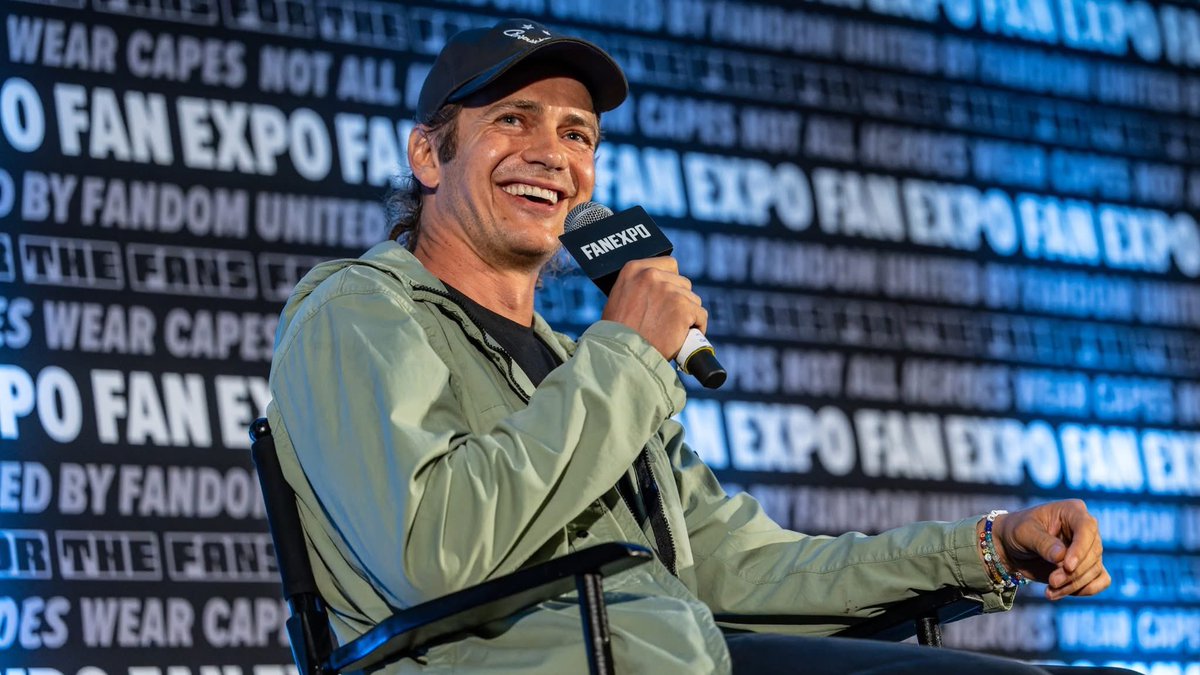 Hayden on stage tonight. 

FB: Fan Expo Chicago