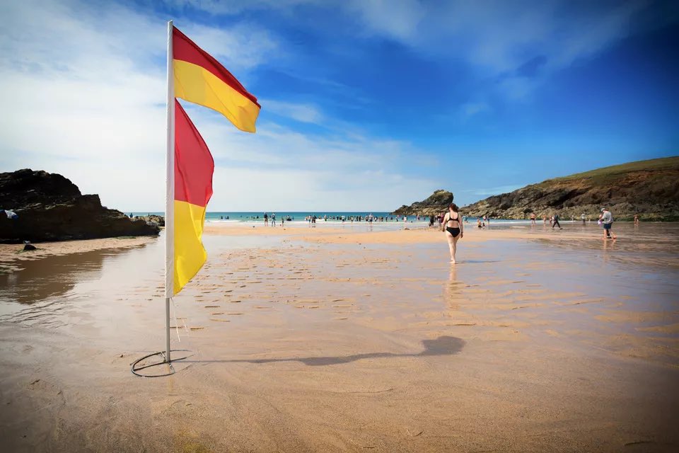 Find your beach safety tips here, with <a href="/HMCoastguard/">HM Coastguard</a>. hmcoastguard.uk/on-the-beach #WaterSafety #RespectTheWater