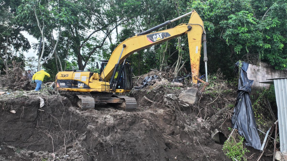 Este domingo, continúan las obras de mitigación en la zona 2 de la comunidad Las Margaritas, donde un muro cedió a causa de las lluvias de esta semana.