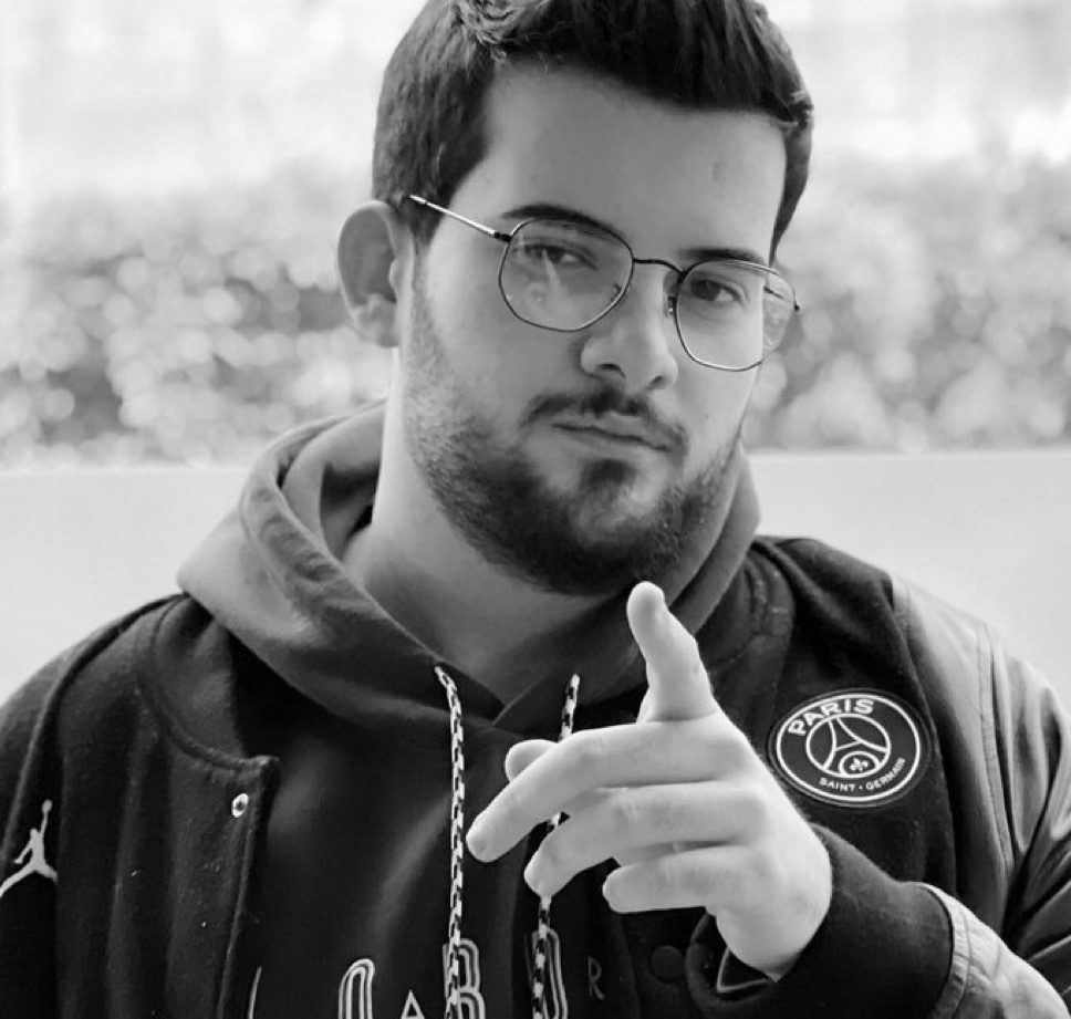 Bugün çok değerli bir dostumuzu, arkadaşımızı, yakınımızı kaybettik. Onun gülüşü, sohbeti, anıları hep kalbimizde yaşayacak.

♾Mekanın cennet olsun, yattığın yer seni incitmesin. Seni hiç unutmayacağız. Seni çok seviyoruz Jrokez…