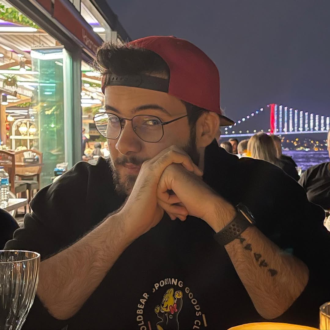 Oğuzhan Dalgakıran’ın (Jrokez), dengesini kaybedip 12. kattaki evinin balkonundan düşerek hayatını kaybettiği bildirildi.