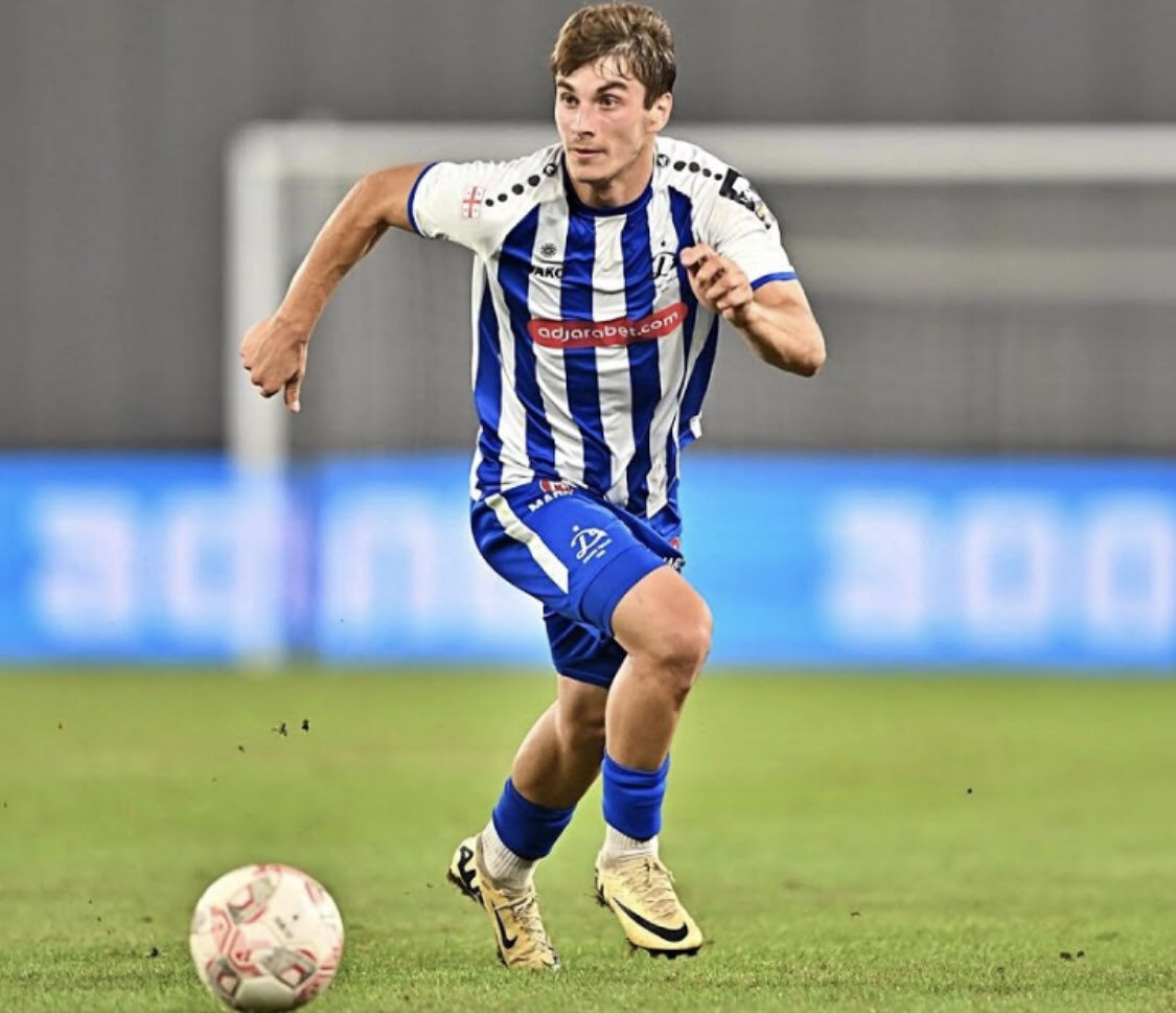 Stats du match de Kharebashvili contre Kolkheti

Temps de jeu:90min
Touche de balle:63
Passe précise:54/48(89%)
Passe clé:1
Centre:4(2)
Duels au sol:10(7)
Note:7,2