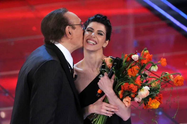 Sogno Laura Pausini e Giorgia co-conduttrici di #Sanremo2026, l’edizione del Festival che dev’essere interamente dedicata a Pippo.
E il premio delle Nuove Proposte intitolato “Premio Pippo Baudo”

#PapaveriEPapere #Techetechete #PippoBaudo #Rai