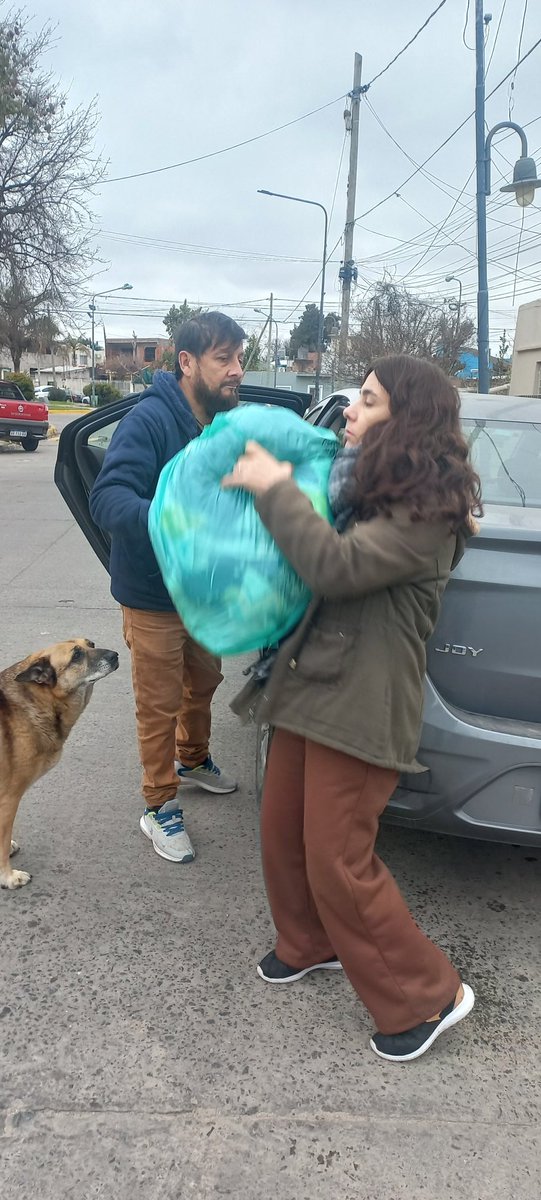 Maria54316947's tweet photo. Ayer estuvimos llevando nuestro ropero solidarios itinerante a merenderos de Ricardo Rojas.
Seguimos trabajando💪#Mujeres con propósito. https://t.co/KuoJfcxH4N