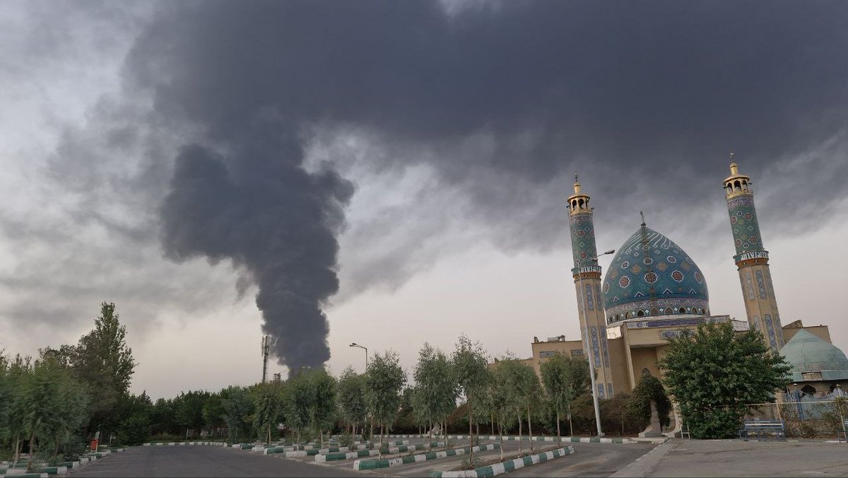 Huge plume of smoke rising in Tehran. 

Germany and Austria closing (or extending closure) their embassies until further notice.

IRGC commander, Rahim Safavi, predicting an imminent conflict. 

The government is broke.

People without water and eletricity. 

IMG: @vahid