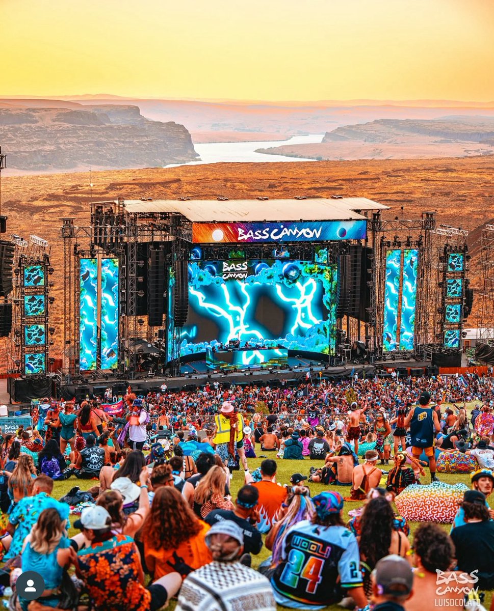 VLCNmusic's tweet photo. Main Stage Debut Today!!!

2:50-3:40

Going to give it everything I got for you guys 💚 https://t.co/NTBSP06M0O