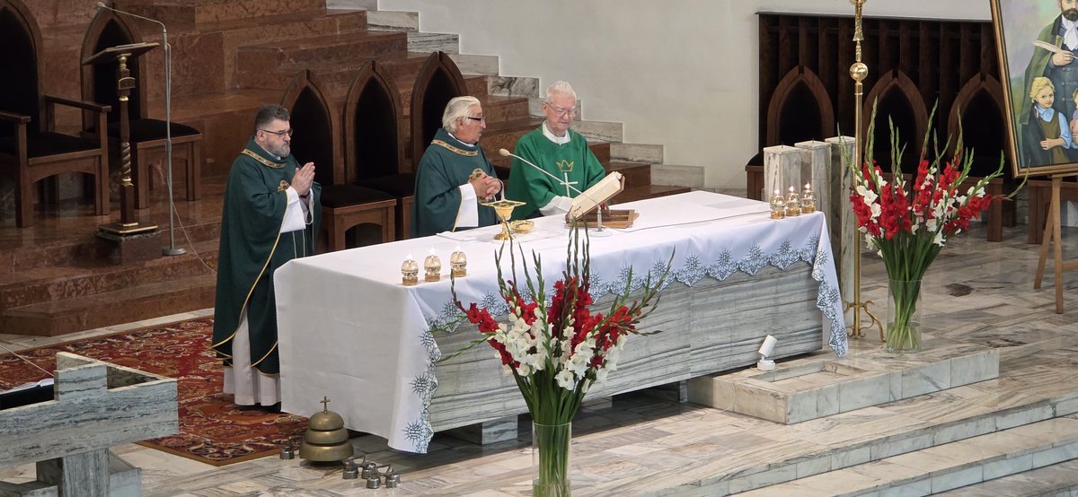 ParafiaTatary's tweet photo. 🔷️Msza Święta Dziekczynna za 40 lat posługi @Sluzebniczki w parafii. 
Przewodniczył i homilie wygłosił ks. Prałat Zbigniew Kuzia. 
Na zakończenie Mszy Świętej parafianie podziękowali za posługę S. Adamine i s. Kanizji za posługę w parafii. https://t.co/m3TKVBCPJd