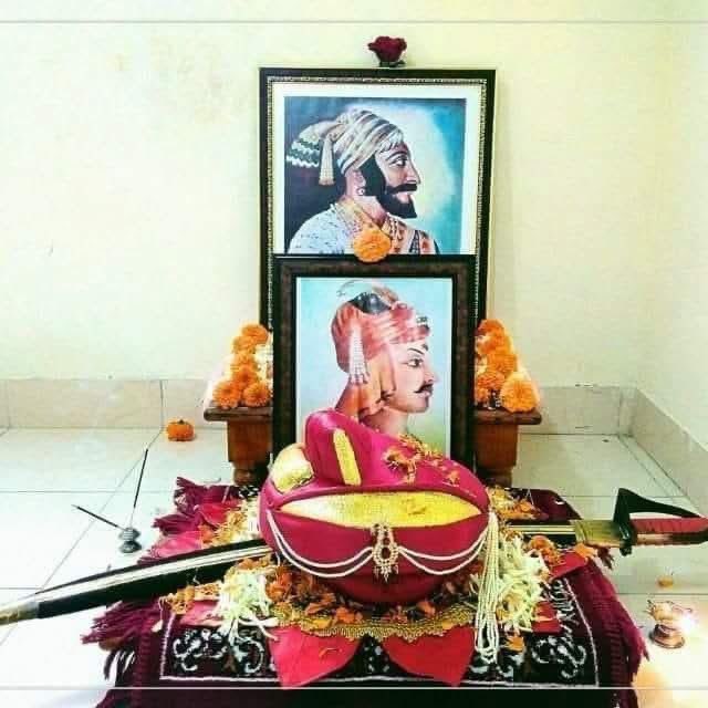 जग उपजे द्वौ बामन, परसू बाजीराव 
उन ढाईं रजपूतियाँ, इन ढाईं तुरखाव

राजा छत्रसाल बुंदेला की रचना बाजीराजे के लिए

41 युद्ध के अपराजित विजेता ब्राह्मण कुलभूषण पेशवा बाजीराव को शत शत नमन 

🔥#peshwaofchitrakoot🚩