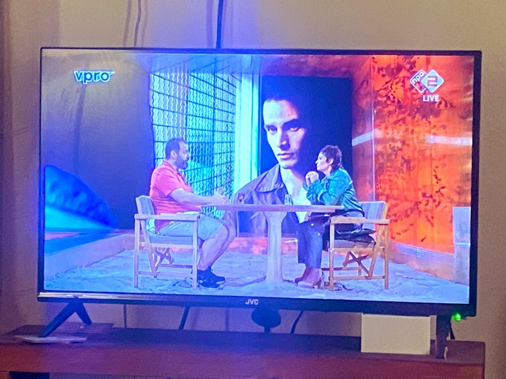 Zomergast:’Het gaat om degene die geweld pleegt en degene die incass….’
Griet:”Incasseert!
Zomergasten:’Incasseert.’

Laat die mens nu eens uitpraten en stop met dat irritante aanvullen, Griet!
Met je verschrikkelijke dictie en aangeleerde Vlaamse ‘Rrrrrrr’. 
#zomergasten