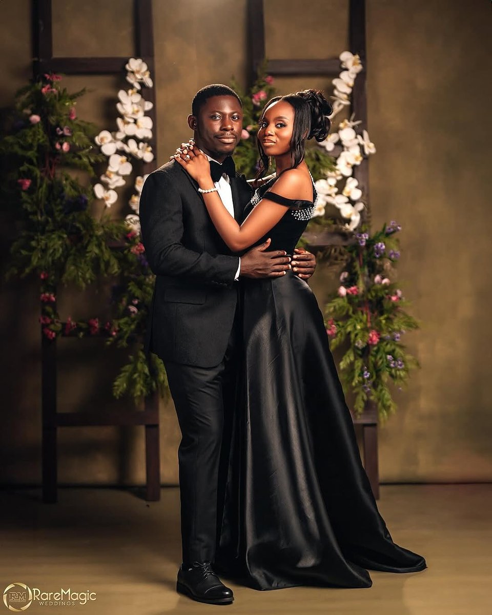 A Black wide peak lapel suit tailored by Oyecouture.✍️