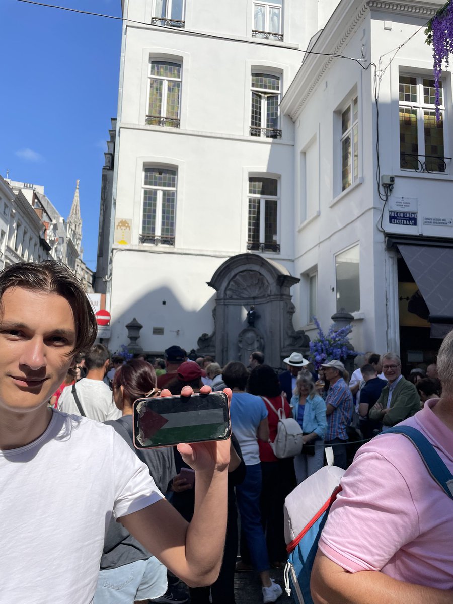 Savez vous que le centre Jean Gogol inaugurait la nouvelle tenue du Manneken pis cette après midi ? J’y étais.