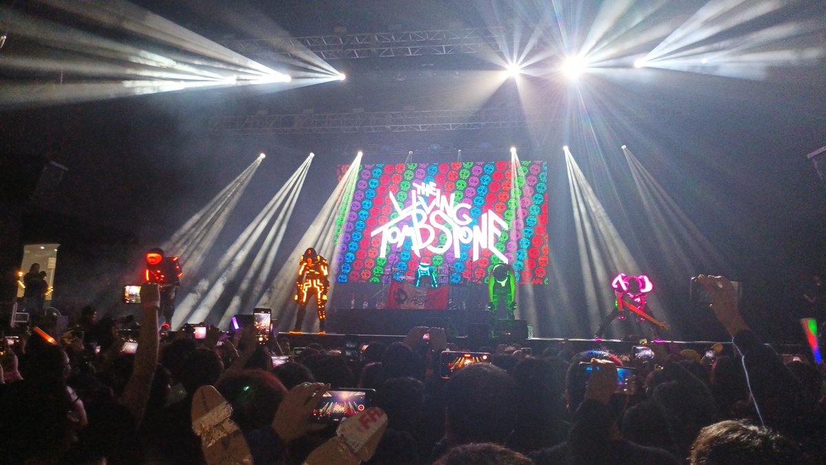 1rrelevantdraft's tweet image. THE CONCERT WAS AWESOME!!!
#tlt #thelivingtombstone