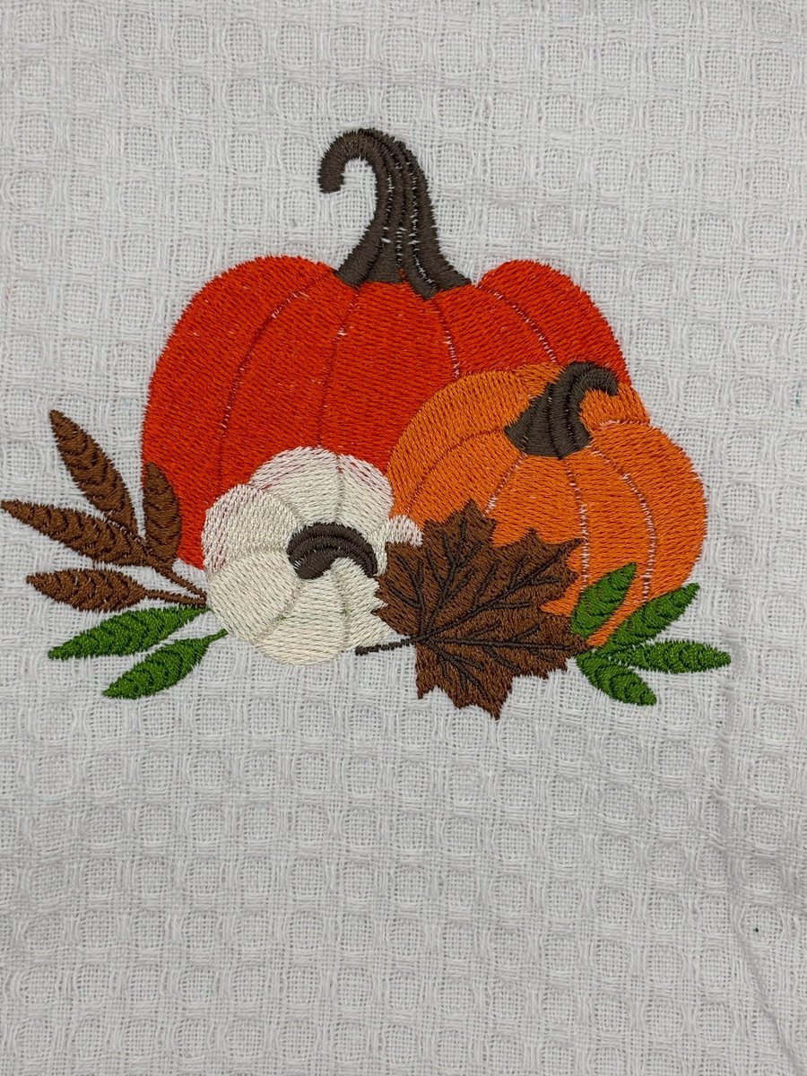 sewingfromsammy's tweet image. Fall vibes stitched with love 🍂

#fallkitchendecor #embroideredtowels #autumnstyle