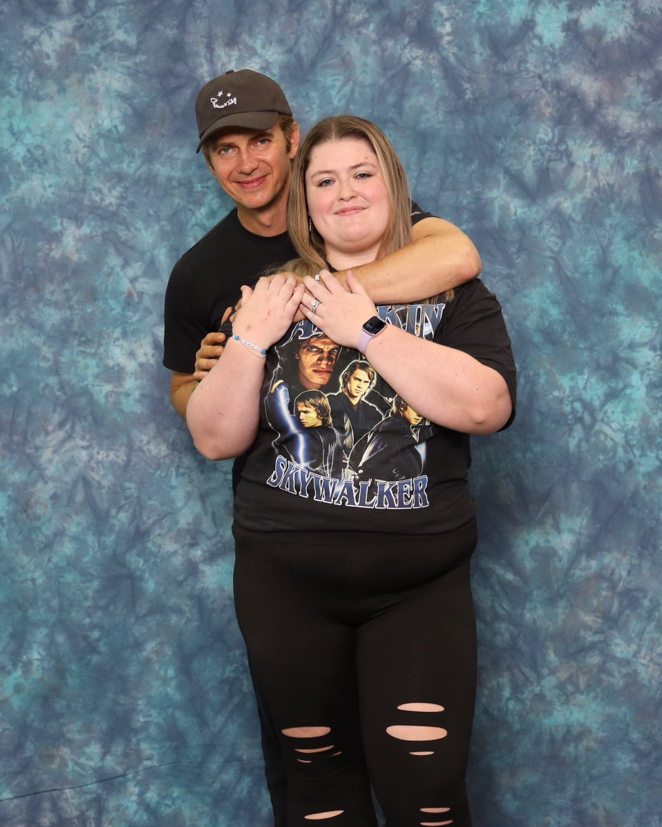 I don’t know how I remained so chill. This man literally had his arm around me the entire time we talked while he was looking at the gift I made him. Literally an angel. Hayden Christensen the man that you are 🥹🩵