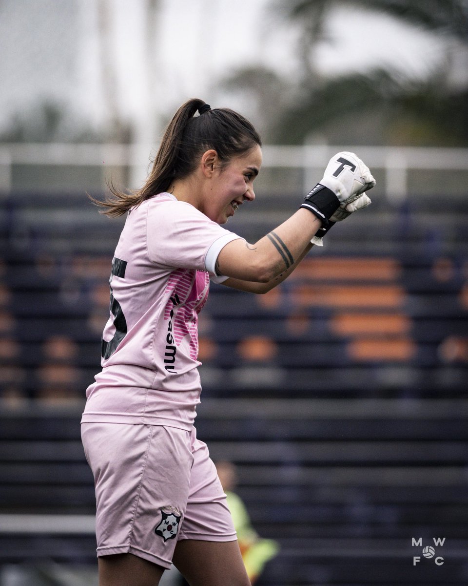 NO TENGO ADJETIVOS PARA DESCRIBIR LO QUE MIS OJOS ACABAN DE VER.