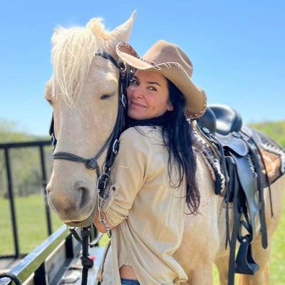 Angie Harmon tweet media