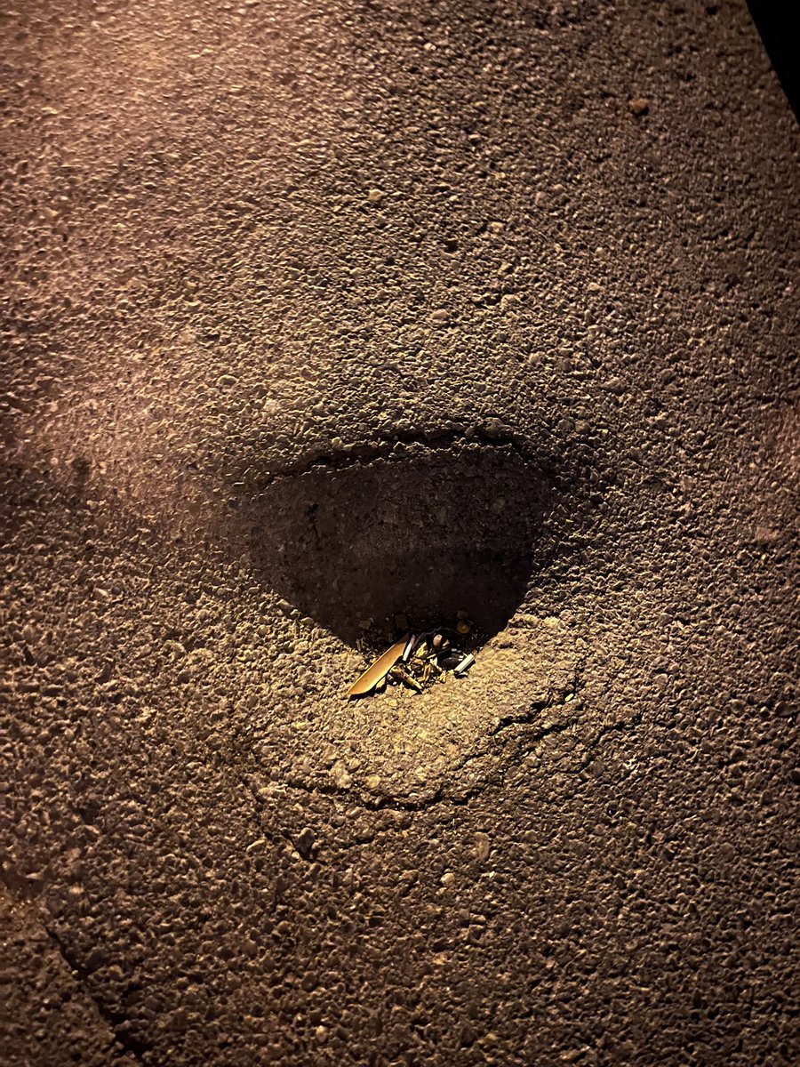 Defalarca arayıp ilgilenilmesini istediğim evimizin önündeki çukurdan artık fay hattı ile bakışıyoruz. Üstün hizmetleriniz(!) için teşekkürler <a href="/TuzlaBelediyesi/">Tuzla Belediyesi</a>