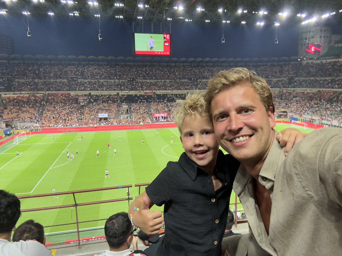 DSTimmermans's tweet photo. San Siro samen ook afgevinkt 🔴⚫️ #sansiro #acmilan #acmbar https://t.co/6X4iN0dm9F