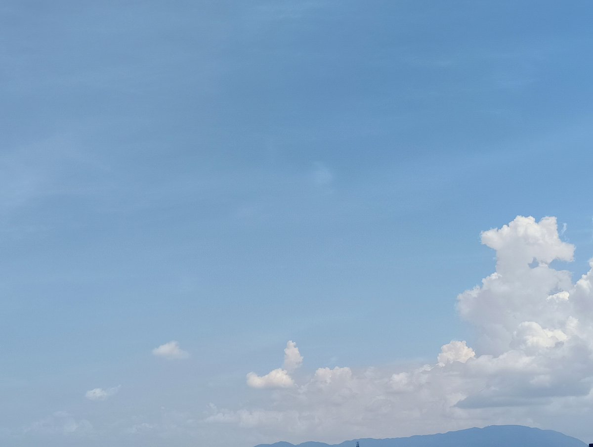 おはよ～🌺☕🍃

8月18日(月)大阪☀🌩
気温35/28℃、降水確率30%
熱中症情報は　危険⚠
こまめな塩分･水分補給を忘れずに🥤

お盆も明け8月も後半週ですね🎐⛲
厳しい暑さが続いてます🥵
今週も無理なく　ゆるふぁいでGO✌

🌈皆様ご安全に素敵なよい一日を🌻

#イマソラ　#カコソラ