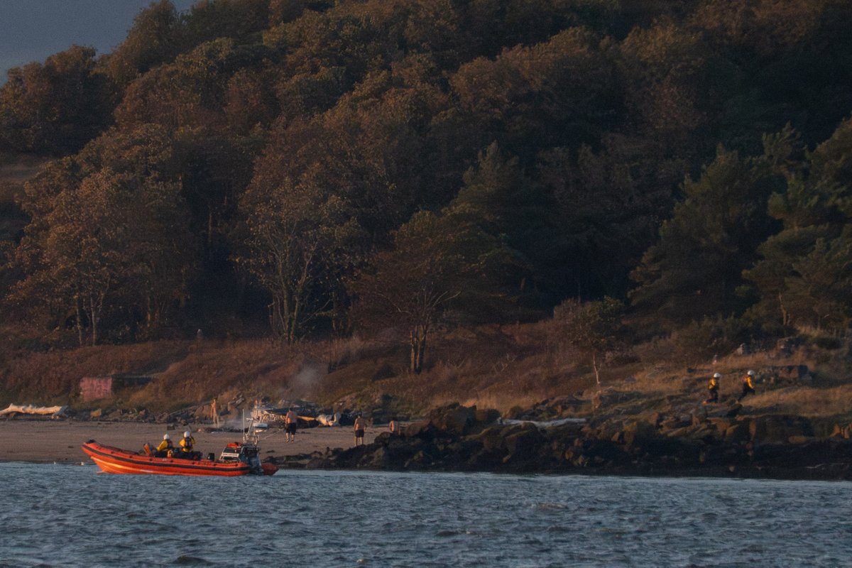 JamesWalkerLyon's tweet photo. Cramond Island this evening. https://t.co/QdDoQ1co4i
