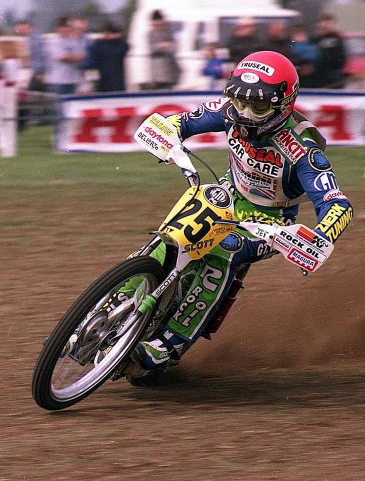 UprightSpeedway's tweet photo. He probably didn't really need handguards but he knew there was room for 8 or 9 sponsors stickers on them
#DifferentLevel https://t.co/whveKHWJmo