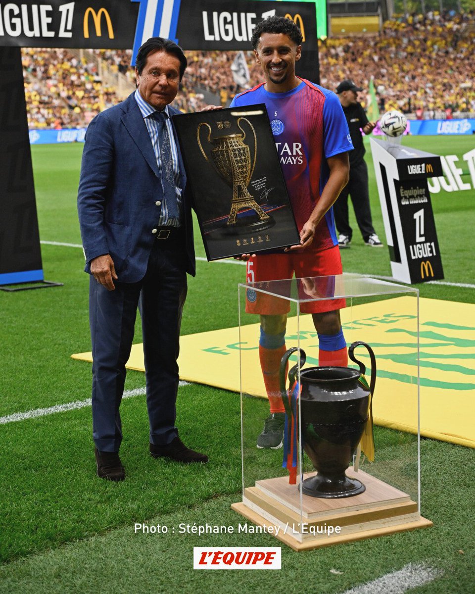 Le cadre offert par Kita représente la Coupe aux grandes oreille avec la Tour Eiffel #PSG 
📸 <a href="/lequipe/">L'Équipe</a>