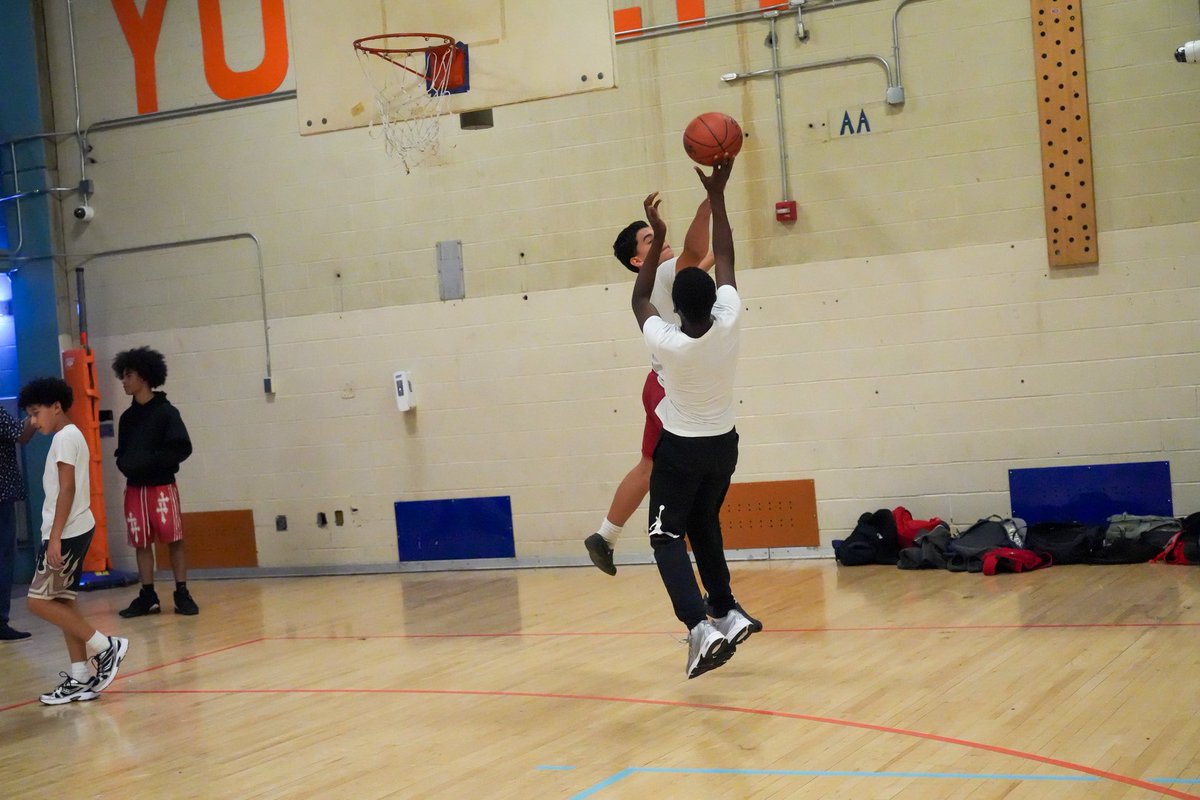 🏀 2024 New York State Fellow and Yonkers MBK alum Raheem Azeez, together with mentor Derick Adu and MBK Coordinator, Greg Joyner, hosted a basketball clinic for 7th and 8th grade students at Yonkers Middle High School. 

The clinic went beyond teaching basketball skills - it
