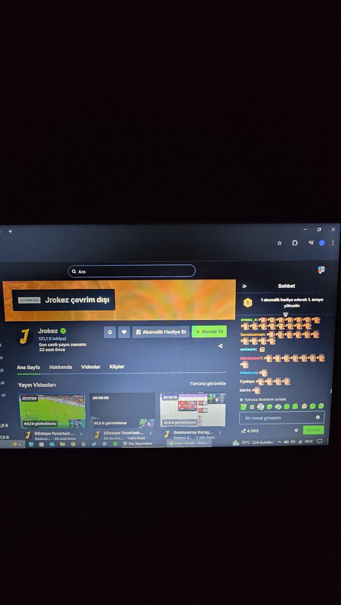 2 gun once izlemistim. Gerçekten çok üzücü. Ailem gibiydi. Adam gibi adamdı, yayını yapar, kimseye laf söylemez işinde gücündeydi. Kisa sure once gördüğün kisi aramızdan ayrılınca insan bi kötü oluyor. İçim ürperiyor. Allah rahmet eylesin. Ailesine eşine sabir versin.