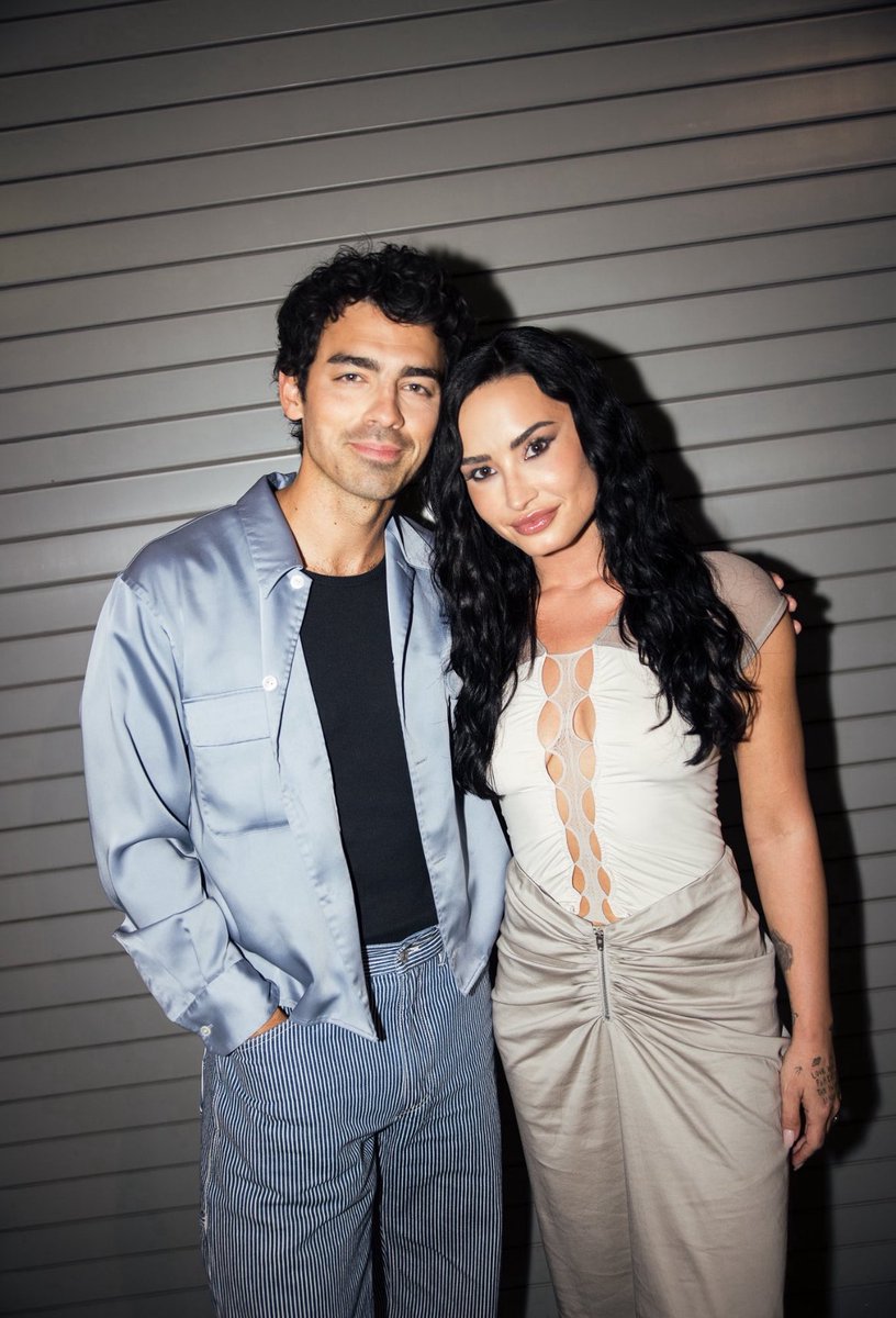 Joe Jonas shares new picture with Demi Lovato via Twitter. ❤️