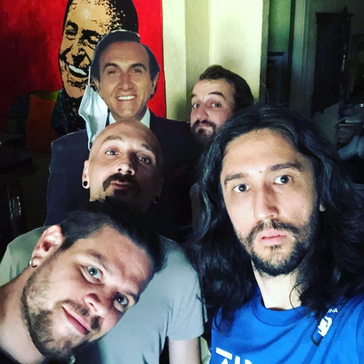 il nostro piccolo ricordo con Pippo il Grande a casa di Renzo Arbore durante le registrazioni di Che Effetto Fa. Per tutto il tempo mantenne quel sorriso accogliente che ci fece sentire accettati fin da subito
🥲 ❤️‍🩹