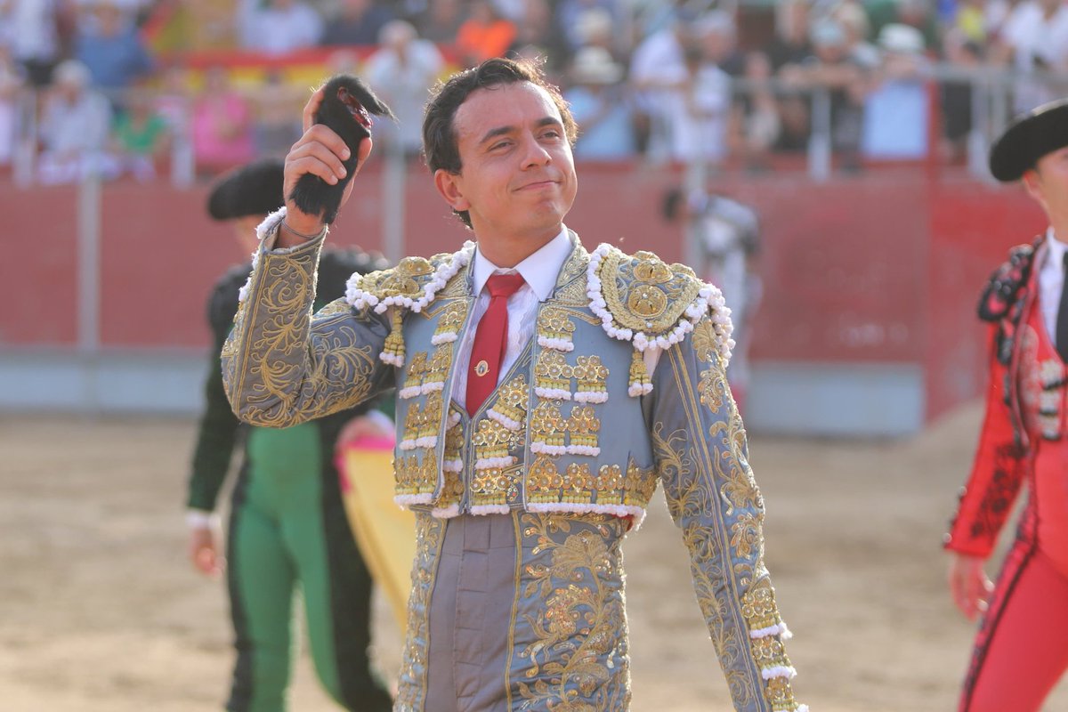 Toledotoros's tweet photo. Almorox (Toledo) @LoyjorSL Toros de @ojailenyjgalle1. @MJElCid, oreja y ovación. @RomanCollado, silencio y ovación  @JuandeCastilla, oreja y oreja. Foto: @portaltaurino https://t.co/rwp7Q1GnXb