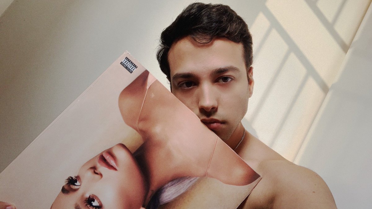 aniversário do sweetener né 💛