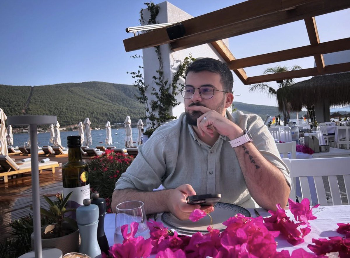 Jrokez gerçekten çok iyi bir yayıncıydı. Birçok kişiyi eğlendirdi ve zaman zaman ben de keyifle izlerdim. Hâlâ olayın şokundayım. Çok genç yaşta aramızdan ayrılmış olmasını kabullenmek çok zor. Böyle bir şeyin hiç olmamış olmasını isterdim. Çok üzgünüm. Ailesine ve eşine