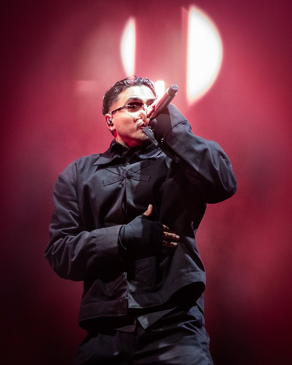 Desde el Dale MIXX en Parque Fundidora, Álvaro Díaz llevó un set de hits como “Llori Pari” y “Problemón”.

📷: Rubén Obregón