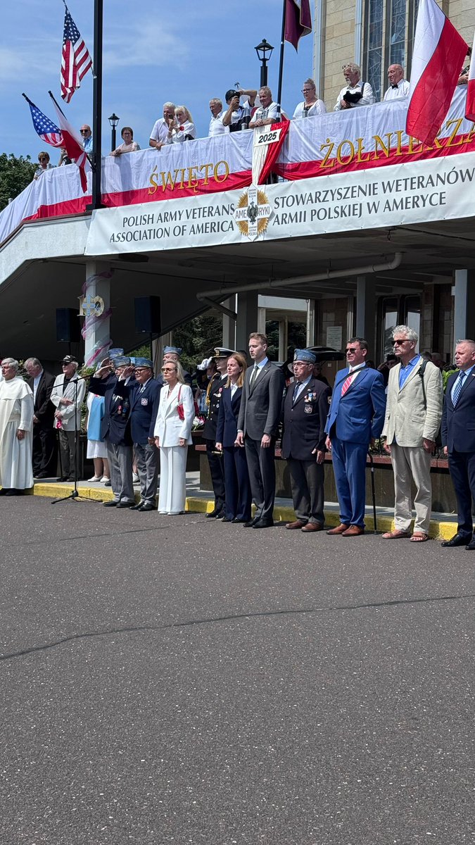 W Amerykańskiej Częstochowie w Doylestown, PA, odbyły się uroczystości z okazji Święta Żołnierza. Konsul Przemysław Postolski oddał hołd bohaterom i spotkał się z weteranami. Wyrazy wdzięczności kierujemy do SWAP i Ojców Paulinów za piękną organizację i gościnność.
