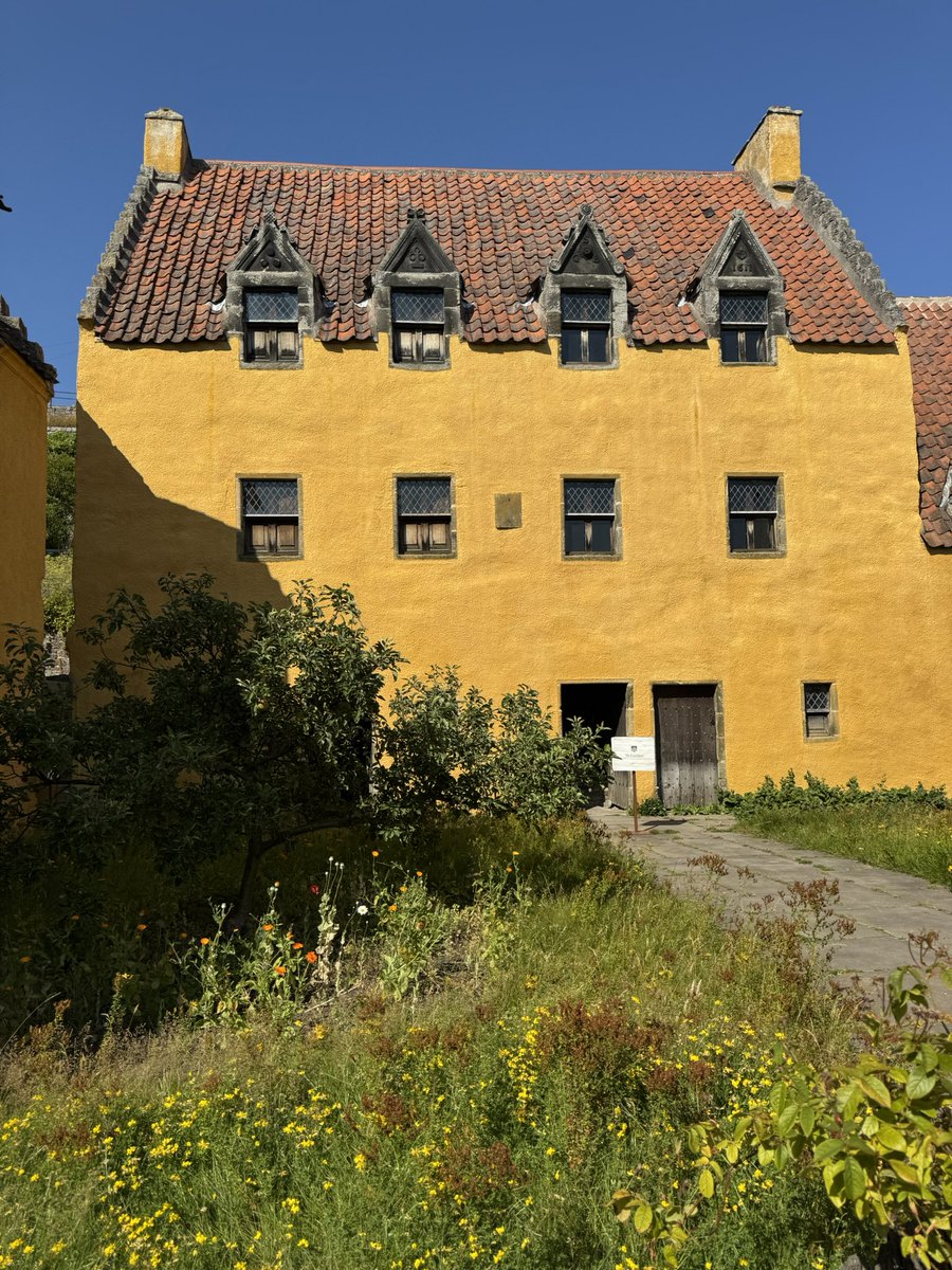 ilona_turnbull's tweet photo. Beautiful Culross Palace today in glorious sunshine #scotland #scotlandisnow #outlander #scotsmag #culross #Fife @VisitScotland @ScotsMagazine @N_T_S @Outlander_STARZ @VisitFife https://t.co/8AVSiqo5I9