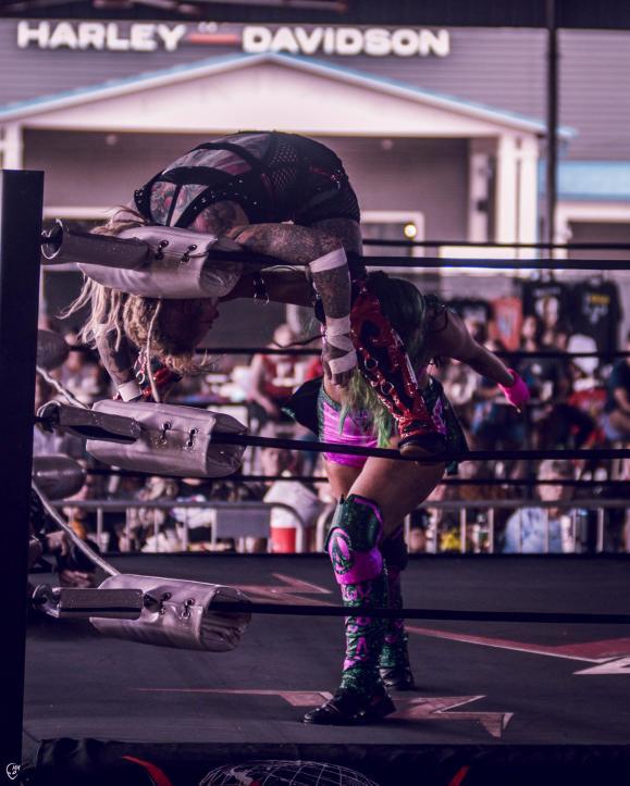 Airica_Demia's tweet image. No one ✨️SHINE&apos;S✨️ brighter than....
YOUR HERO. ✌️😌

UwU. 👉👈

📸 from @WWNSHINE 83 @WWNLive @occroadhouse

Photography on Photos 1 and 3 by @distractedbywrestling
Photography on Photos 2 and 4 by @_ModernMyth_ 🫶