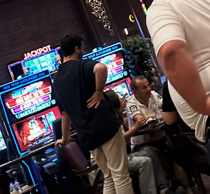 Bolu Belediye Başkanı Tanju Özcan, Kıbrıs’ta bir otelin kumarhanesinde görüntülendi.