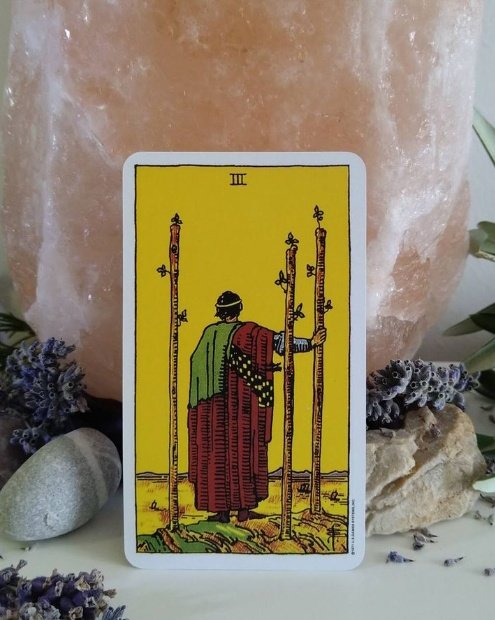 falviastro's tweet photo. Asa Üçlüsü (Three of Wands) 🔮: Ufka doğru bakışı simgeler 🌅. Yeni fırsatlar, girişimlerin sonuç vermesi, emeklerin karşılığını alma sürecidir ✨. Sabırla beklemeyi, planların hayata geçmesini ve vizyonun genişlemesini gösterir 🌍. Yolculuklar, ticaret, uzak bağlantılar ve hayatına yeni insanlar girmesiyle ilgilidir 🚢. İçsel olarak kişiye güven verir, “doğru yoldayım, önümde açılan kapılar var” hissini yaşatır 💫.

♌ Burç: Aslan
☀️ Gezegen: Güneş

#kesfetedüs #gündem #tarotcards #fal #tarotfalı #kahvefalı #güneş