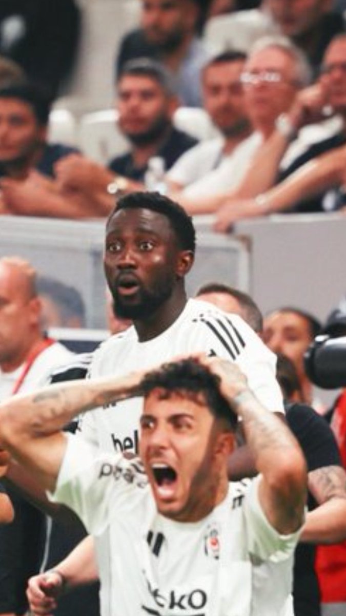 Transferhaber6's tweet photo. 🚨 | 90+6'da Rafa Silva'nın golüne Wilfred Ndidi ve Emirhan Topçu'nun tepkisi! https://t.co/4l6O5eWHIh