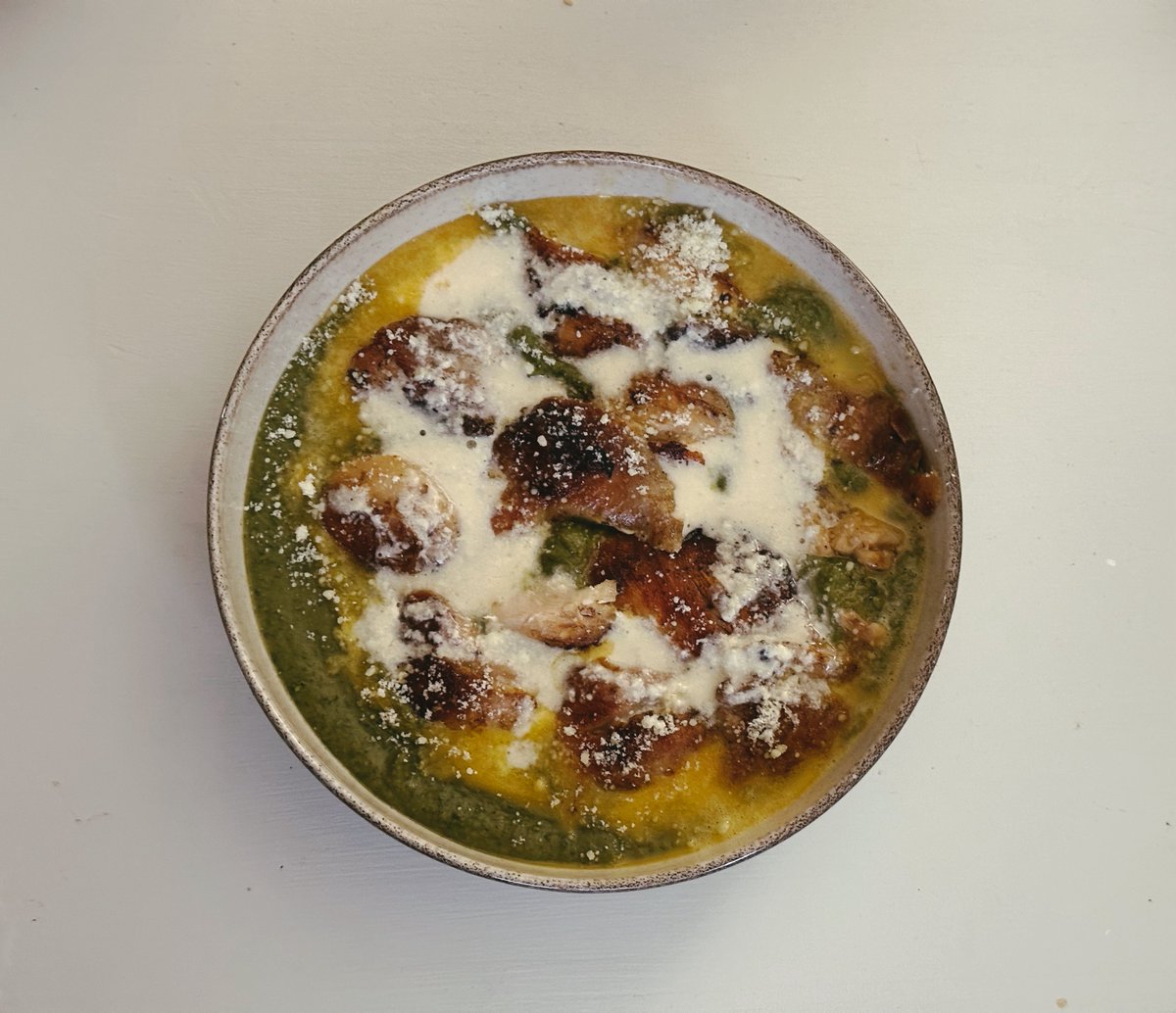 он такой: терпеть не могу куриные ноги и бёдра, шпинат не переношу, горошек зелёный варёным вообще не понимаю

также он на блюдо из куриных ног и бёдер со шпинатно-гороховым пюре, желтковой эмульсией, пармезаном и кислотными сливками: УОООО КАК КУСЬНА

🗿🗿🗿