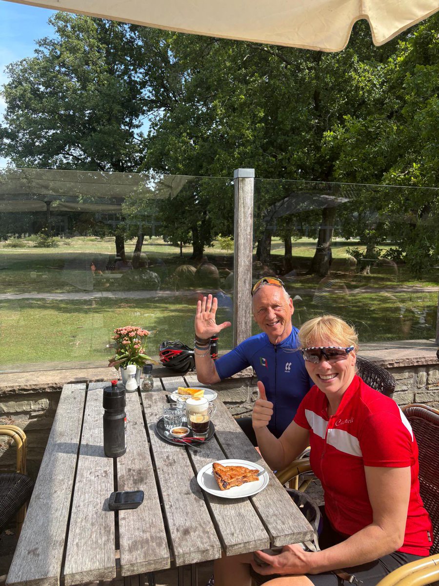 Waar is de gulle lach gebleven? Wie over straat loopt en fietst,  ziet dat de lach weg is. Bij een groet volgt vaak naargeestig zwijgen. Wat een chagrijnige koppen en zo saai. Begin dan zelf met een glimlach, je eigen  humeur knapt op en je omgeving ook.