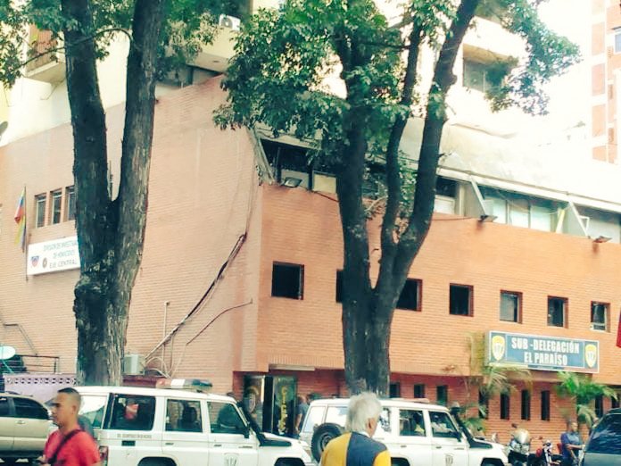 ElParaisoNow's tweet image. #Suceso|| alias &quot;El frodo&quot;, fue capturado por las pesquisas de la Delegación Municipal El Paraíso #Cicpc . Aplicaba el modus operandi de parquero y luego atacaba con violencia a sus víctimas, de la Plaza Madariaga lo sacaron porque &quot;no se presta&quot;, afirman parqueros de la zona