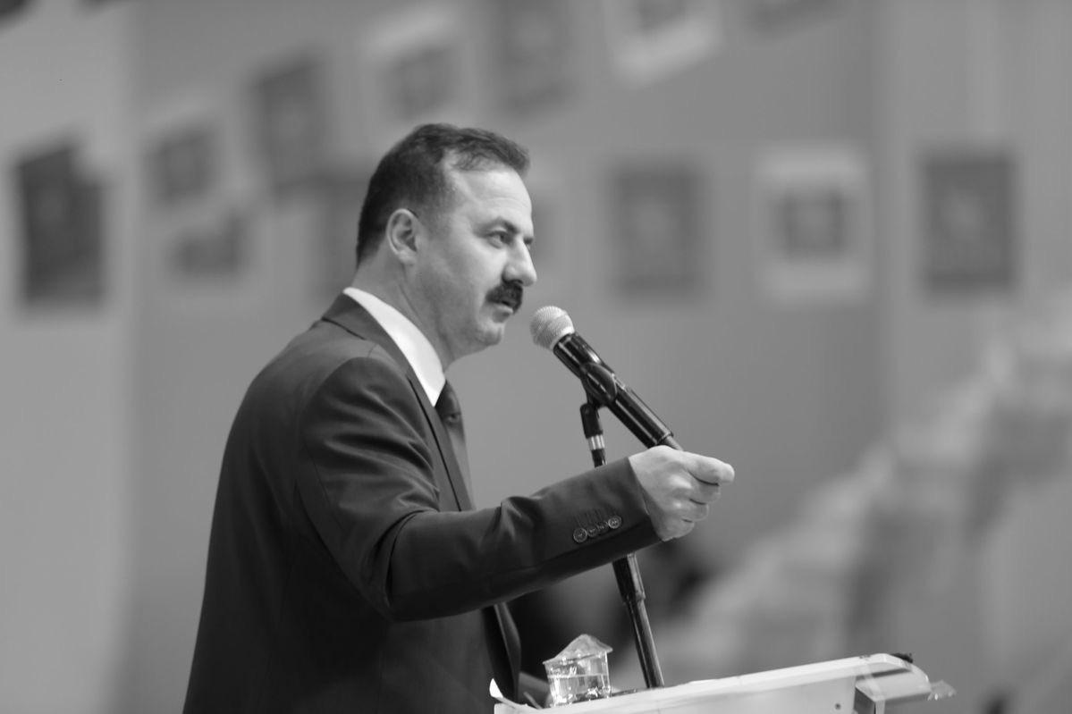 “Ok bir kez çıktı yaydan
Geçtik düğünden, toydan
Şimdi hep meydan meydan
Söylenecek söz menem!”