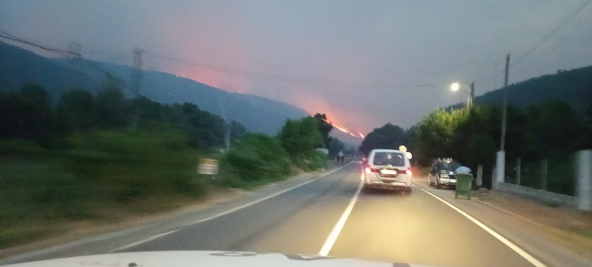 AT_Brif's tweet image. La @BrifLaza cambió de sector del #IFAGranxaOimbra al haberse saltado el incendio la línea de control en la carretera OU113 y se encuentran trabajando en la población de #Pepín #CastreloDoVal