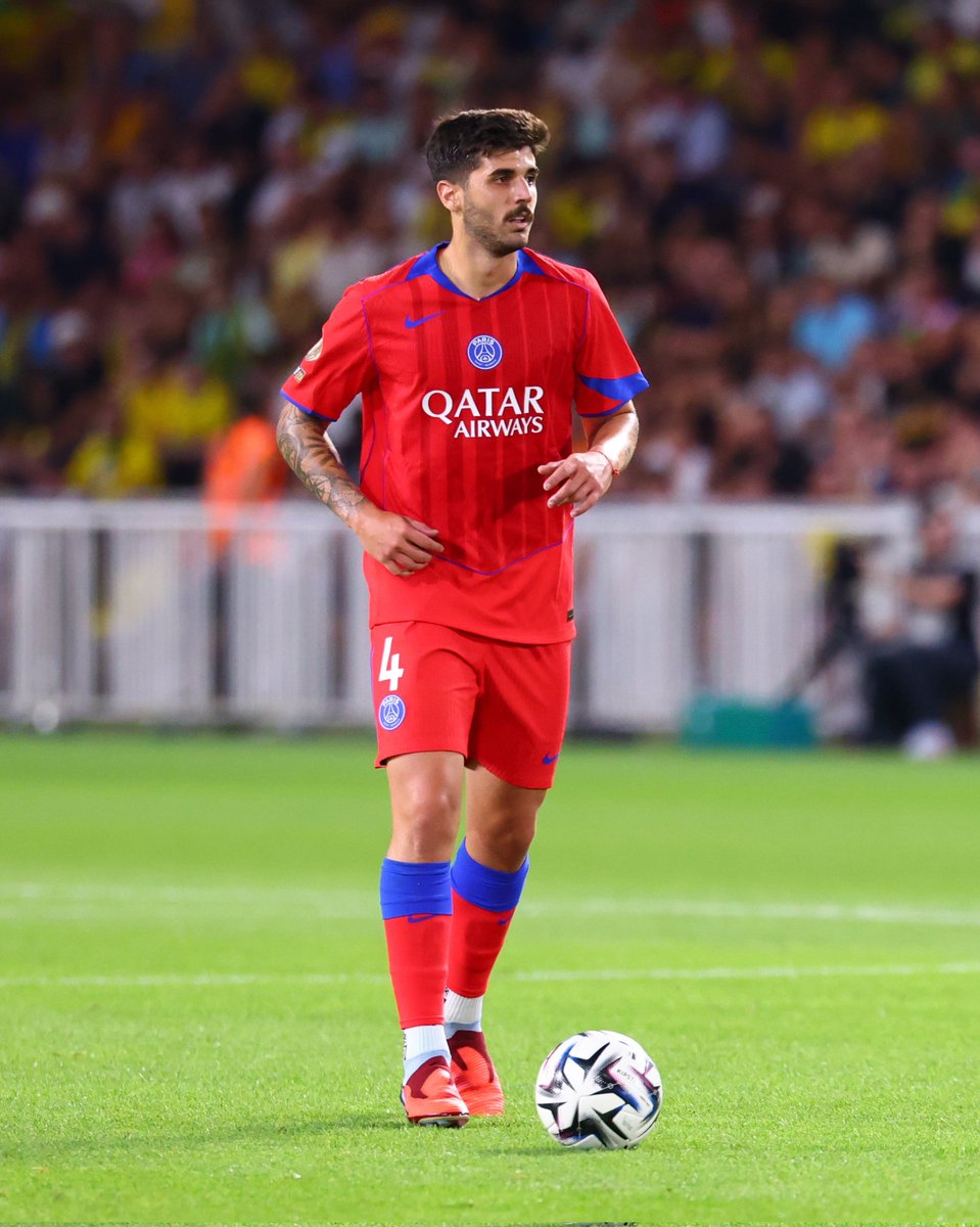 En tout cas la charnière Zabarnyi-Beraldo c'est bien complémentaire et solide.

Je demande à en voir plus pour la suite de la saison. #PSG