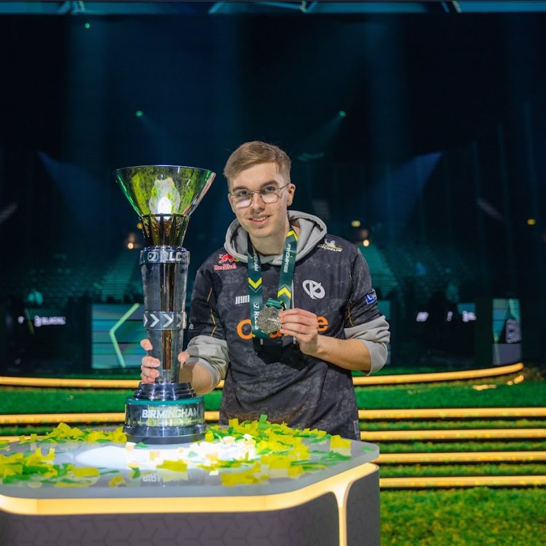 Rocket Baguette (@rocketbaguette) on Twitter photo Après des années sans trophée, il semble bien décidé à se rattraper en 2025 ! 🤠
Grâce à cette victoire, <a href="/AtowRL/">KC Atow. 🇧🇪</a> 🇧🇪 remporte sa 2e LAN internationale. 🏆🏆 Après des années sans trophée, il semble bien décidé à se rattraper en 2025 ! 🤠
Grâce à cette victoire, <a href="/AtowRL/">KC Atow. 🇧🇪</a> 🇧🇪 remporte sa 2e LAN internationale. 🏆🏆