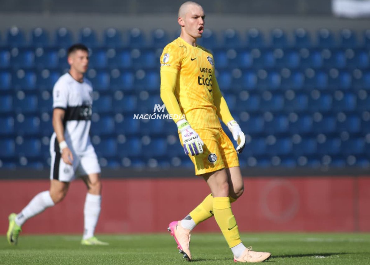 Excelente debut de Facundo Insfrán (19) como futbolista profesional. Para nada le pesó el rival y tampoco el contexto.

Ese remate que le sacó a Tacuara Cardozo (42) fue impresionante. La tapada del partido. 

📷: Mariana Díaz (Nación Media)