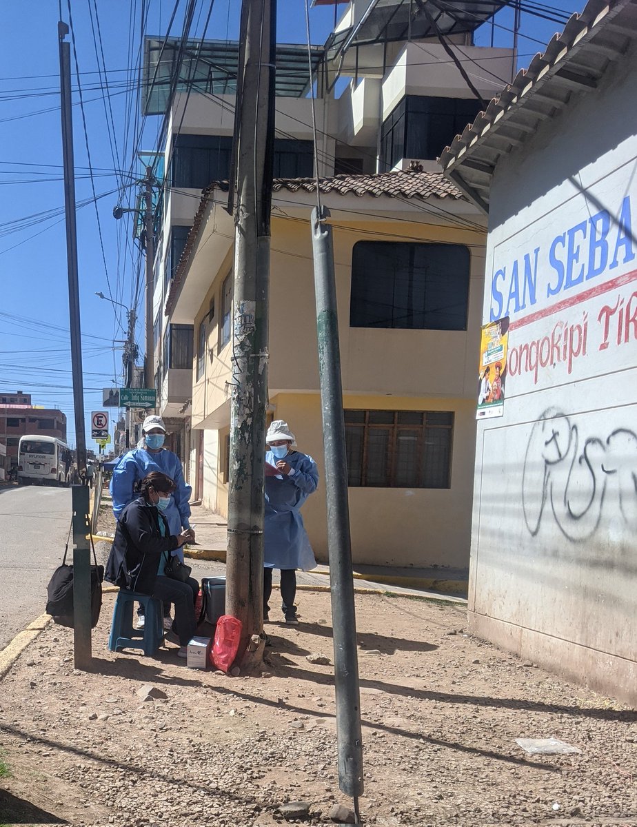 ワクチン接種完了（無料）、こんな感じで道端でやっている。青い首輪もかわいいな
